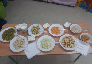 na talerzach przygotowane rózne składniki do przygotowania zdrowych potraw